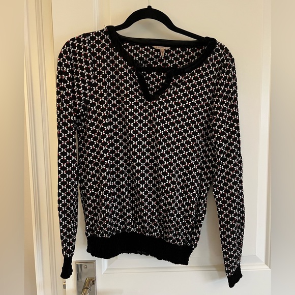 Beautiful top with velvet around the wrist and neck. Dress up or wear casual. - Picture 1 of 3